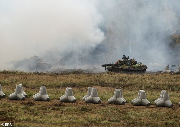 Tentara Polandia mengoperasikan tank lapis baja selama program pertahanan latihan militer 'Perisai Timur' di tempat latihan Angkatan Darat di Orzysz, Polandia utara, 14 Oktober