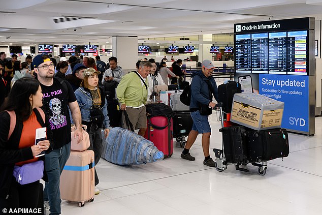 Jetstar, Qantas dan Virgin Australia melanjutkan penerbangan pada hari Kamis dan meninggalkan Bali pada hari Kamis. Penumpang di Bandara Internasional Sydney difoto