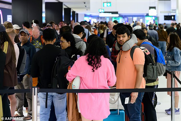 Penerbangan dari dan ke Bali sempat kacau awal pekan ini akibat awan abu Gunung Lewotobi Laki-Laki. Penumpang di Bandara Internasional Sydney difoto