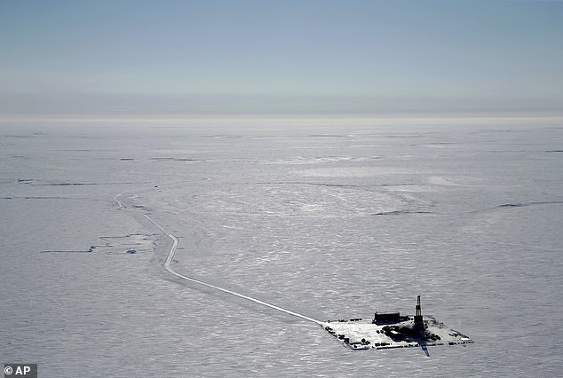 Foto udara tahun 2019 yang disediakan oleh ConocoPhillips ini menunjukkan lokasi pengeboran eksplorasi di lokasi yang diusulkan untuk proyek minyak Willow di Lereng Utara Alaska