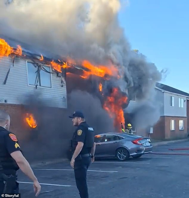 Kebakaran melanda sebuah kompleks apartemen di Norfolk, Virginia, pada Selasa sore, dipicu oleh 'memasak tanpa pengawasan' di unit lantai bawah.