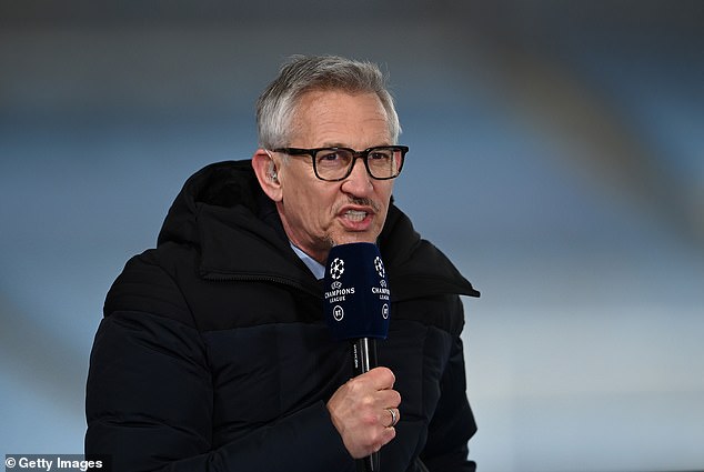 Lineker difoto sedang melakukan presentasi oleh BT Sport pada tahun 2021 untuk leg kedua semifinal Liga Champions UEFA antara Manchester City dan Paris Saint-Germain