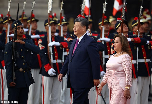 Presiden Tiongkok Xi Jinping meninjau pengawal kehormatan bersama Presiden Peru Dina Boluarte