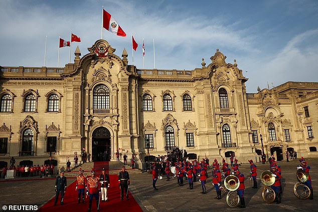 Masyarakat mempersiapkan pertemuan antara Presiden Tiongkok Xi Jinping dan Presiden Peru Dina Boluarte di istana pemerintah, di sela-sela KTT Kerja Sama Ekonomi Asia-Pasifik (APEC), di Lima, Peru