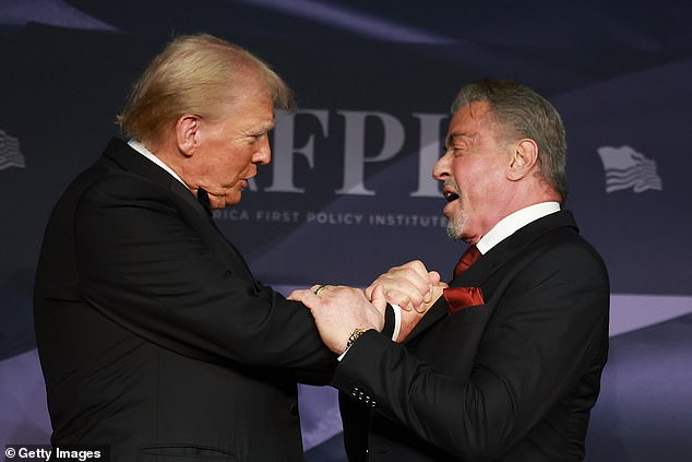 Presiden terpilih diperkenalkan oleh aktor Sylvester Stallone pada acara gala America First Policy Institute di perkebunan Mar-a-Lago miliknya