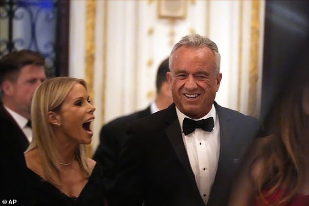 Ada juga Robert F. Kennedy, terlihat di Mar-a-Lago bersama istri dan aktris Cheryl Hines, yang tampaknya memperbaiki keadaan dengan calon kandidat kesehatan dan layanan kemanusiaan tersebut menyusul rumor “perselingkuhan digital” dengan jurnalis Olivia Nuzzi.