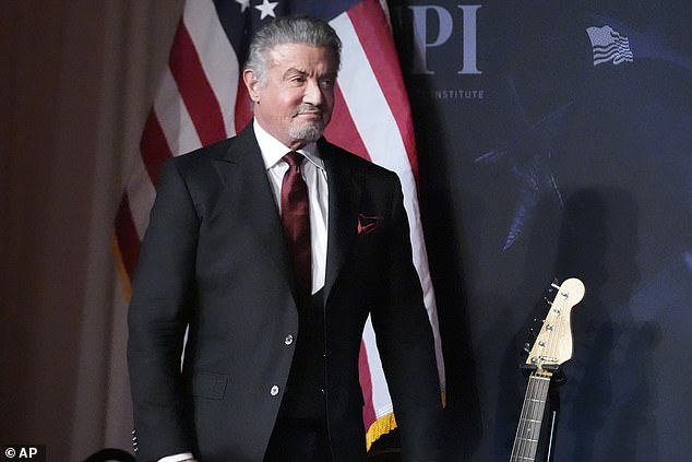 Stallone memperkenalkan Trump sebagai 'karakter mitos' dan mengatakan bahwa para tamu sedang berada di hadapan 'George Washington kedua'.