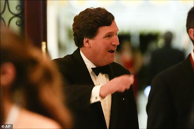 Tucker Carlson tiba sebelum Presiden terpilih Donald Trump berbicara pada acara gala America First Policy Institute di perkebunan Mar-a-Lago miliknya