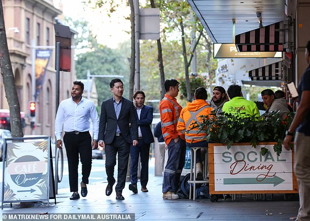 Pekerja di Australia akan segera menerima cuti dinas selama dua bulan meskipun mereka tidak tinggal di perusahaan yang sama selama 10 tahun berdasarkan rencana baru yang radikal (gambar, pekerja di Sydney)