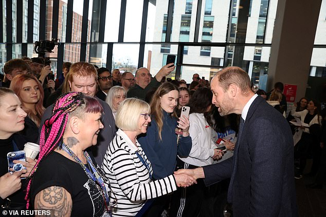 Pangeran Wales bertemu dengan staf dan mahasiswa yang berkumpul selama kunjungan ke Pusat Kampus Kota Belfast Universitas Ulster