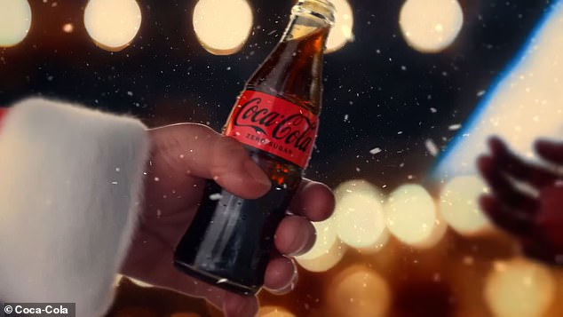 Pada satu titik, iklan tersebut memperlihatkan Sinterklas menyerahkan sebotol Coca-Cola kepada penonton yang bergembira.