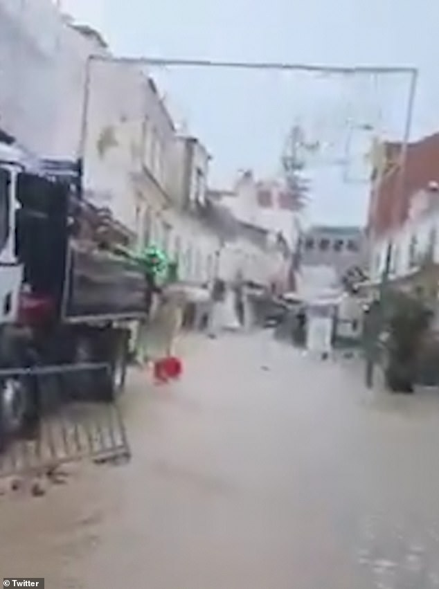 Gambar menunjukkan banjir bandang di Albufeira, Algarve, kemarin pagi