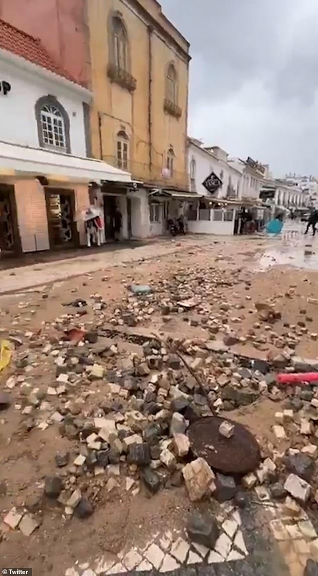 Klip terpisah menunjukkan lumpur dan puing-puing berserakan di jalan-jalan tujuan wisata populer tersebut setelah air banjir surut.