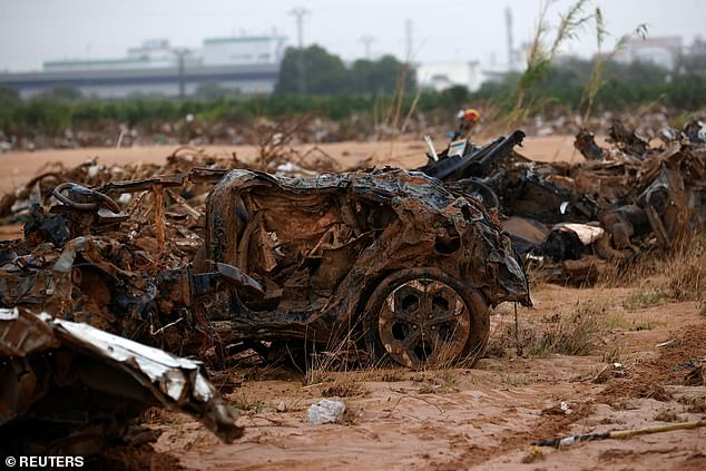 Foto mobil hancur akibat hujan di Barranco del Poyo di Quart de Poblet, Valencia