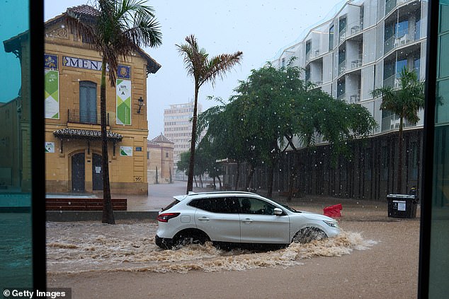 Pemandangan umum saat badai kuat di dekat lingkungan El Perchel pada 13 November 2024 di Malaga