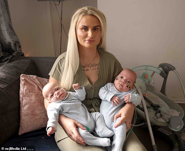 Istri Aaron, Samantha Morris, sedang hamil 13 minggu dengan anak kembarnya Aaron-Junior John Robson Morris (kiri) dan Ambrose-Ayren Morris (kanan) pada saat tragedi itu terjadi.