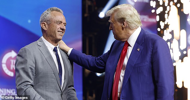 Donald Trump bersama Robert Kennedy Jr. AOC memperingatkan bahwa Kennedy memimpin HHS dapat menyebabkan kehancuran fasilitas layanan kesehatan