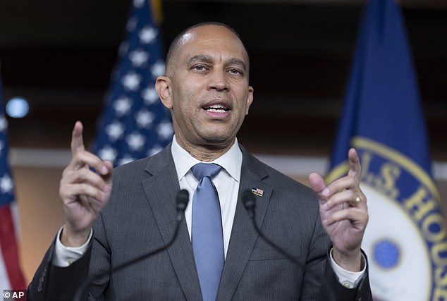 Pemimpin Minoritas DPR Hakeem Jeffries, DN.Y., berbicara saat konferensi pers di Capitol di Washington, Jumat, 15 November 2024