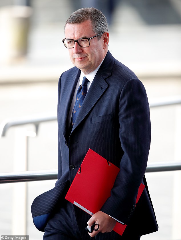 Sir Edward Young, sekretaris pribadi Ratu Elizabeth II, di Senedd di Cardiff pada tahun 2021