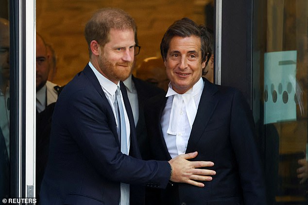 Pangeran Harry bersama pengacaranya David Sherborne di Pengadilan Tinggi di London pada Juni 2023