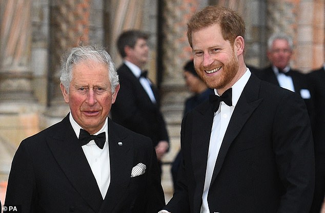 Pangeran Harry bersama ayahnya Charles di Natural History Museum di London pada April 2019