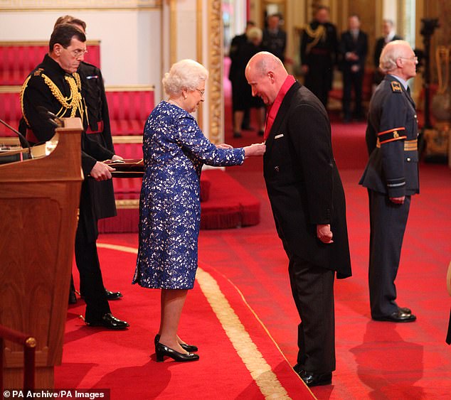 Lord Christopher Geidt ditunjuk sebagai Komandan Ksatria Ordo Pemandian oleh Ratu Elizabeth II di Istana Buckingham pada Maret 2014