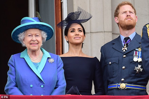 Duke dan Duchess of Sussex bersama Ratu Elizabeth II di Istana Buckingham pada Juli 2018