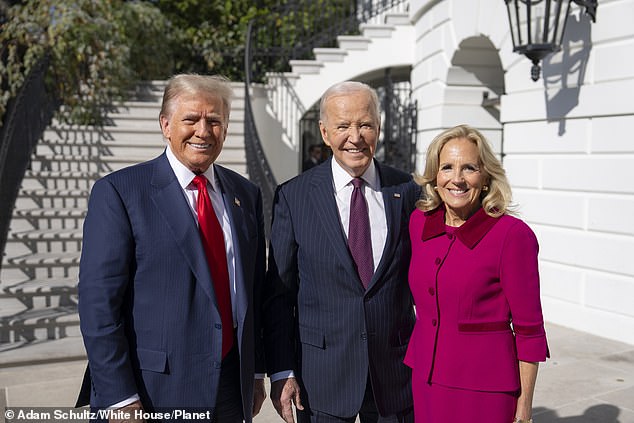 Biden dan istrinya, Dr. Jill Biden, berpose bersama Trump di Gedung Putih