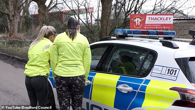 Tindakan keras terpisah di West Yorkshire menyebabkan polisi menyita empat mobil dari pelaku pelecehan yang menargetkan petugas yang menyamar saat mereka sedang balapan. Dalam foto tersebut, petugas polisi berpose jogging sambil berbincang dengan rekannya di dalam mobil polisi