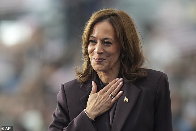 Kamala Harris yang terpukul sambil menangis mengatakan kepada para penggemarnya untuk terus berjuang pada hari Rabu ketika dia mengakui kekalahan pemilu dari Donald Trump di Washington DC