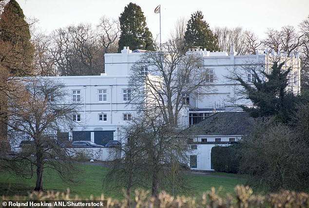 Sumber mengatakan jika dia masih hidup satu tahun lagi, Ratu Elizabeth akan memaksa Andrew meninggalkan rumah keluarganya, Royal Lodge di Windsor Great Park.