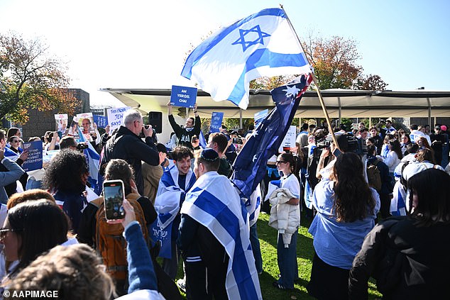 Andrews mendesak anggota komunitas Yahudi untuk 'mencairkan' organisasi-organisasi yang menolak mengecam anti-Semitisme atau yang menunjukkan dukungan terhadap Palestina (dalam foto, unjuk rasa pro-Israel di Melbourne awal tahun ini)