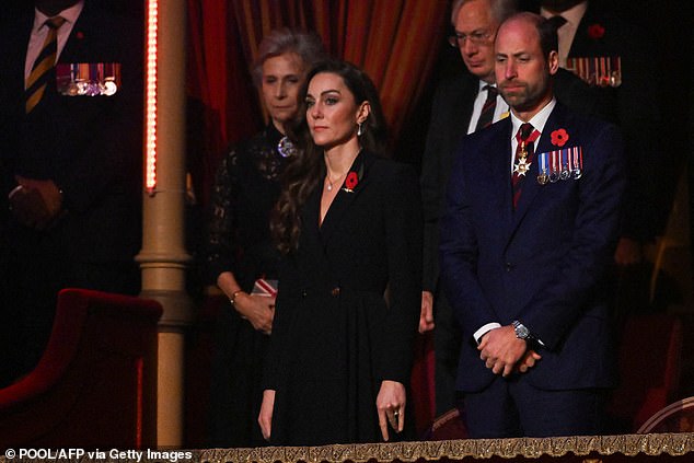 Princess of Wales, berfoto bersama suaminya Pangeran Wales, terlihat menghadiri upacara Festival of Remembrance tadi malam di Royal Albert Hall London