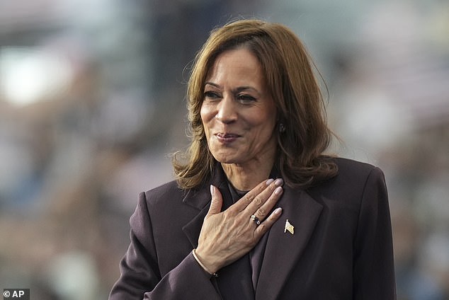 Kamala Harris yang terpukul sambil menangis mengatakan kepada para penggemarnya untuk terus berjuang saat dia mengakui kekalahan pemilu dari Donald Trump di Washington DC