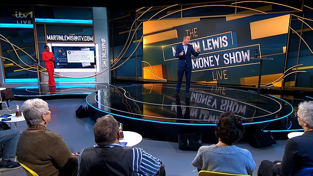 Berbicara di The Martin Lewis Money Show Live ITV, Lewis menjelaskan bahwa lebih dari satu juta mantan siswa telah membayar lebih karena penghasilan mereka tidak melebihi batas tahunan.