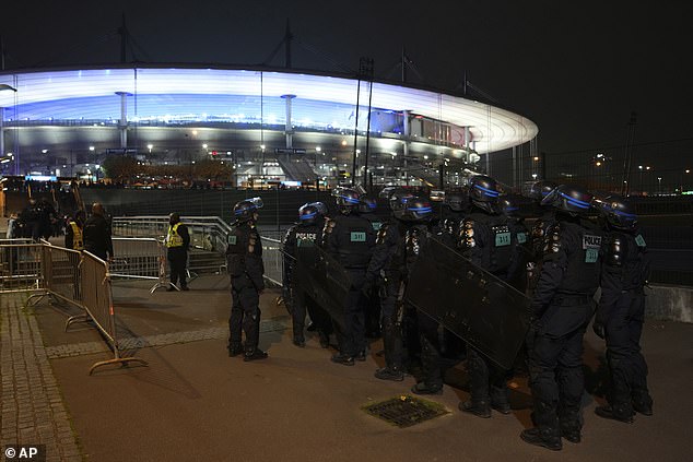 Pasukan khusus bergaya SAS dan hingga 6.500 petugas keamanan lainnya bertugas di Stade de France