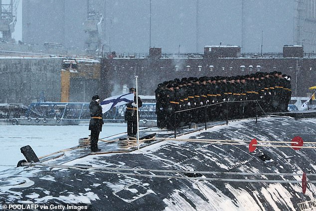 Gambar ini menunjukkan kapal selam nuklir baru Rusia saat upacara pengibaran bendera yang dipimpin oleh Vladimir Putin di pelabuhan Arktik Severodvinsk pada 11 Desember 2023