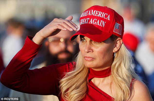 Seorang pendukung calon presiden dari Partai Republik Donald Trump mengenakan topi MAGA pada acara kampanye tahun lalu. Departemen kepolisian di Bath, sebuah kota kecil di bagian utara New York, membenarkan bahwa tersangka kecewa dengan pilihan pakaian korban.