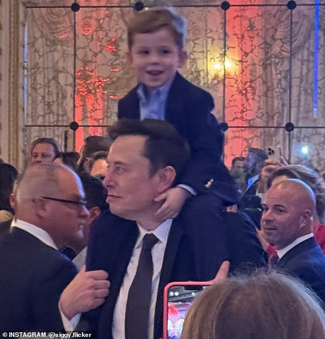 Elon Musk membawa salah satu dari sebelas anaknya ke Mar-a-Lago pada Selasa malam