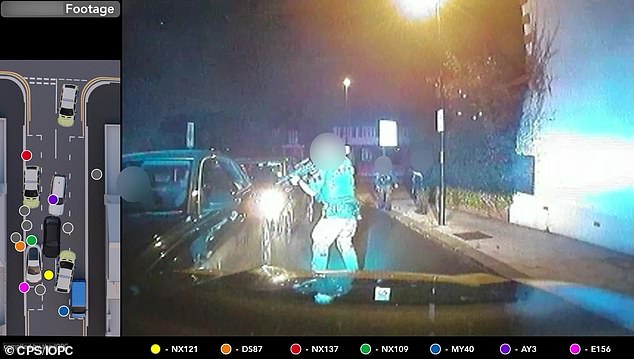 Rekaman saat polisi bersenjata bergegas menuju kendaraan Kaba di Streatham, London selatan, pada tanggal 5 September 2022, setelah dia gagal berhenti untuk petugas