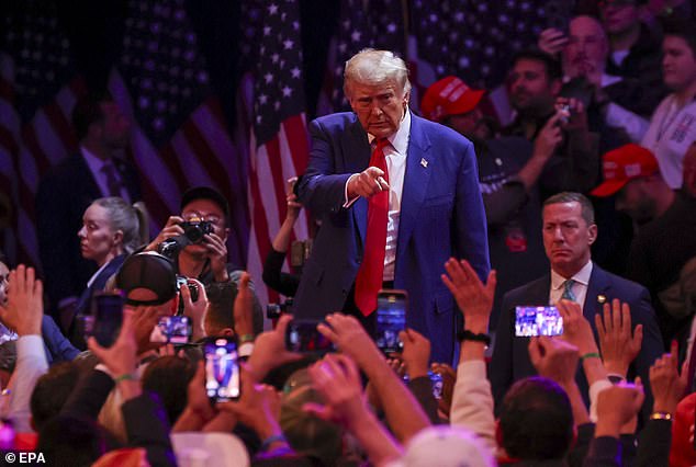 Mantan Presiden AS dan calon presiden dari Partai Republik Donald Trump pergi setelah rapat umum di Madison Square Garden di New York, New York, AS, 27 Oktober 2024