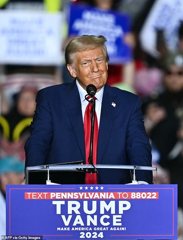 Trump berbicara kepada ribuan penggemar yang berkumpul di Allentown, Pennsylvania, pada Selasa malam