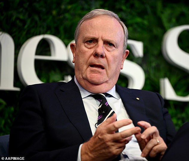 Mantan ketua Nine Peter Costello mengundurkan diri pada bulan Juni setelah pertemuan kontroversial dengan seorang reporter di bandara Canberra ketika dia dibombardir dengan pertanyaan tentang Sneesby.